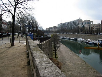 Nous allons manger au bord du canal