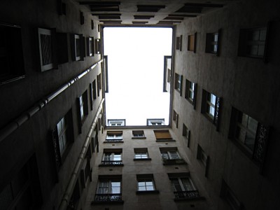Nous entrons dans l'immeuble