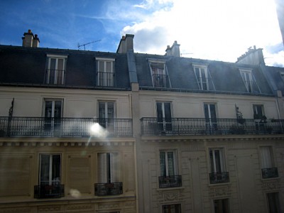 Je regarde à la fenêtre