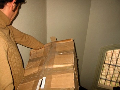 Hervé porte un carton
