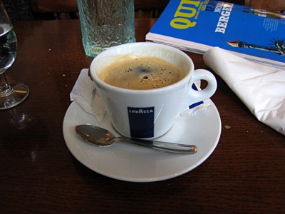 Je bois un café