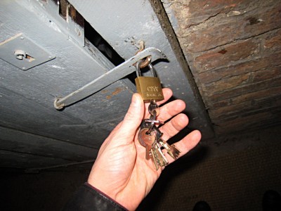 J'ouvre la porte de ma cave