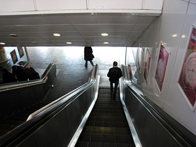 Nous entrons dans le centre commercial des halles