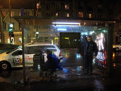 Nous retrouvons Aurore à un arrêt de bus