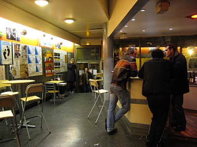 Je vais à la cafétéria