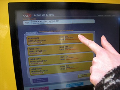 Nous utilisons une borne interactive pour acheter nos billets