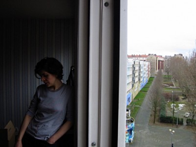 Je fume une cigarette à la fenêtre