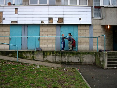 Des enfants jouent