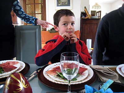 Nous nous mettons à table