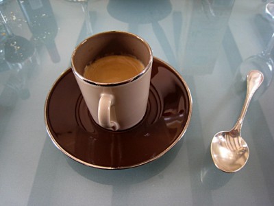 Je bois un café