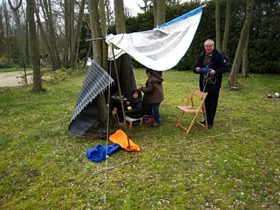 Les enfants jouent dans leur cabane