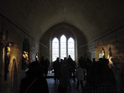 Une salle avec des statues