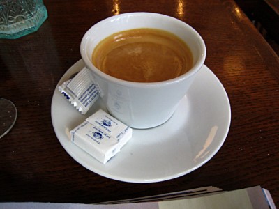 Je bois un café