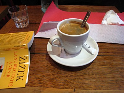 Je bois un café