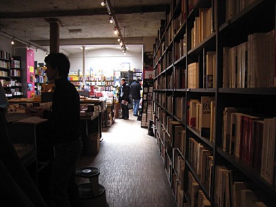 La dame me renseigne et m'informe que le livre que je cherche est disponible à la librairie Libralire