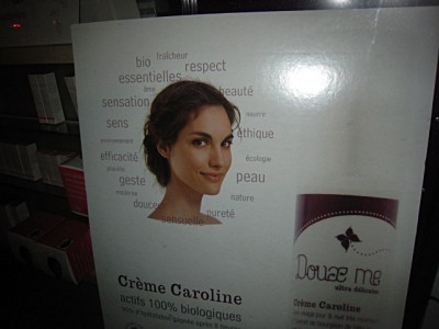Je croise Caroline dans la vitrine d'une pharmacie
