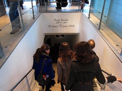 L'exposition de Patti Smith est en bas