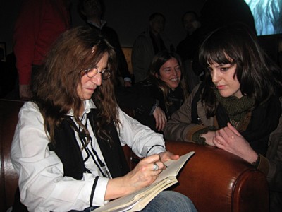 Marjolaine arrive à se faire signer son carnet de dessins