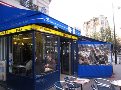Nous allons dans un bar