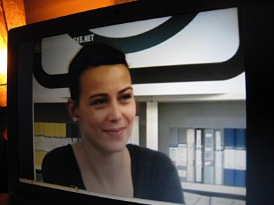 Nous regardons l'émission d'Arrêt sur images dans laquelle Julie intervient