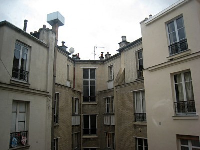 Je regarde à la fenêtre