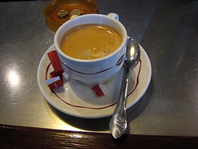 Je bois un café en attendant Vivan
