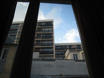 Je regarde à la fenêtre