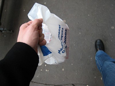 J'achète une crème à base d'ibuprofène et un spray pour la gorge