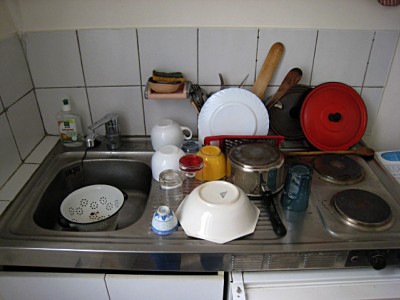 Je rentre chez moi. Je fais la vaisselle