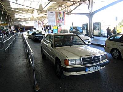 Nous montons dans un taxi qui fais la gueule parceque je le prends en photo